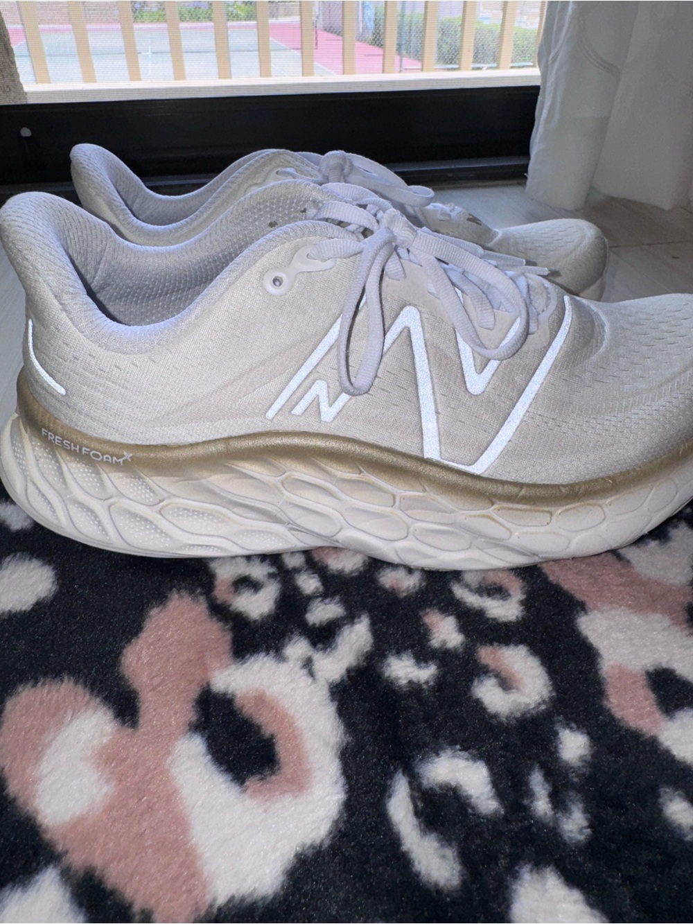 New Balance Women's White (Wmns) Fresh Foam X More V4 Metallic' (10W) - Picture 3 of 6